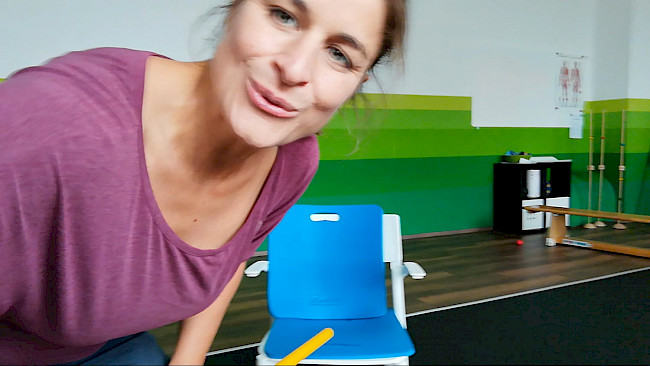 Besenstil, Ball und Tasse