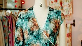 Wickelkleid mit der Overlock nähen