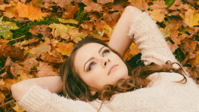 Die Stirn-Kopf-Übung im Sitzen