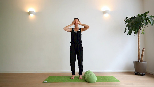 072: Kleine Yogadosis für einen erholsamen Schlaf "Vorbeugen-Sequenz"