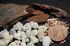 Die Creme de la Creme der Räucherstoffe - Sandelholz und grüner Weihrauch