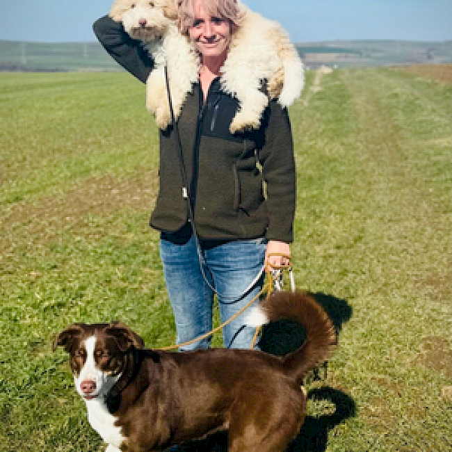 Tanja mit Snickers und Pinot, 56294 Münstermaifeld