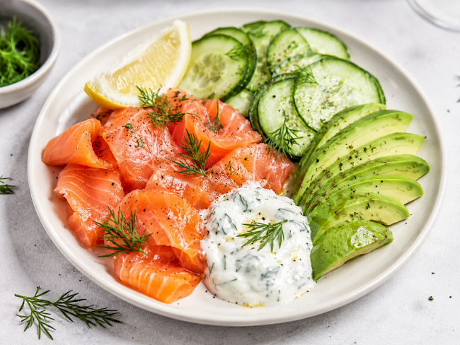50. Räucherlachs mit Skyr-Kräuter-Dip, Gurke und Radieschen