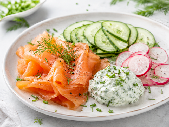 22 – Lachs-Gurken-Avocado-Teller mit Dill-Joghurt