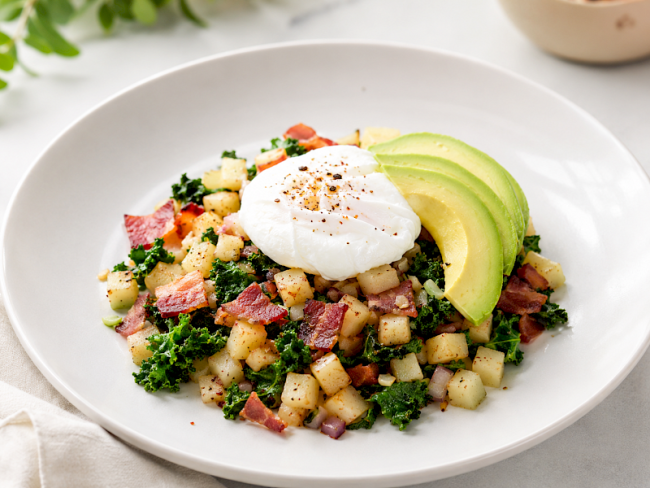 7. Jicama-Hash mit Ei, Grünkohl und Avocado