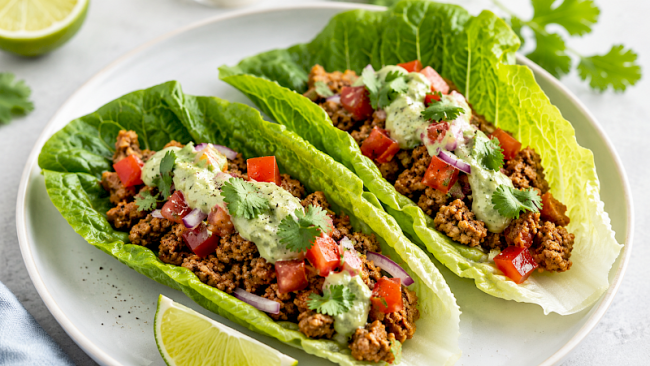 30. Puten-Salat-Tacos mit Avocado-Joghurt-Creme