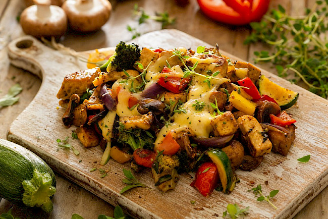 Vegetarische Protein-Gemüse-Pfanne mit Harzer Käse