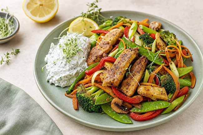 Vegetarische Protein-Gemüse-Pfanne mit Lupinenfilet und Kräuterquark