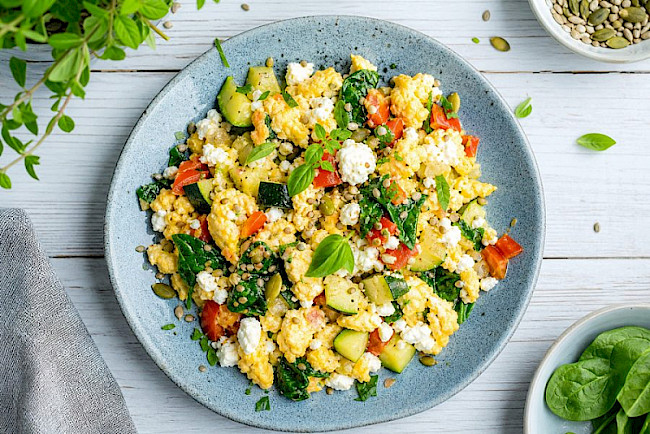 Vegetarisches Gemüse-Rührei mit Hüttenkäse