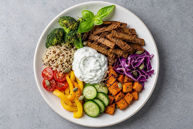 Vegetarische Protein-Gemüse-Bowl mit Seitan und Kräuter-Skyr