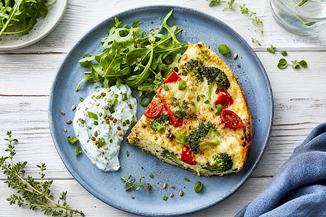 Vegetarischer Gemüse-Eiweiß-Auflauf mit Kräuterquark