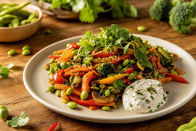 Vegetarische Edamame-Gemüse-Pfanne mit Kräuter-Skyr