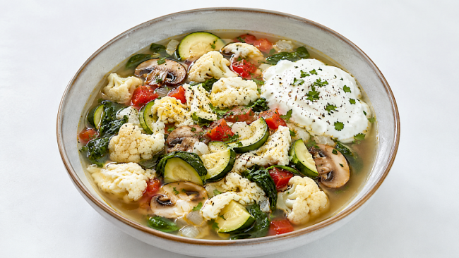 Vegetarische Gemüse-Protein-Suppe mit Eiklar und Kräuter-Skyr