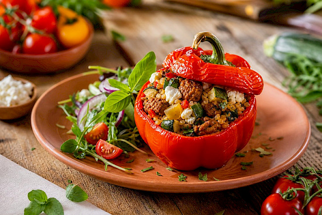 Vegetarische gefüllte Paprika mit Seitan, Gemüse und Hüttenkäse