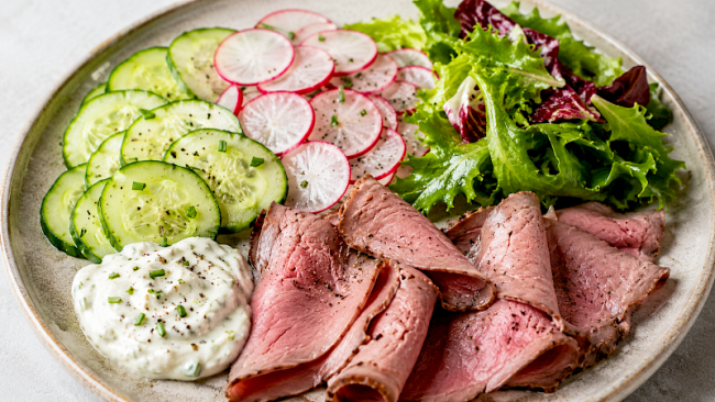 49. Roastbeef-Radieschen-Teller mit Meerrettich-Joghurt
