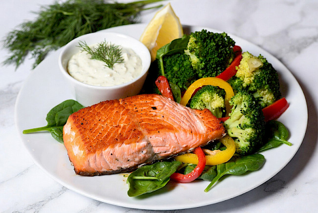 55. Zarte Lachs-Pfanne mit Brokkoli, Paprika und Dill-Joghurt