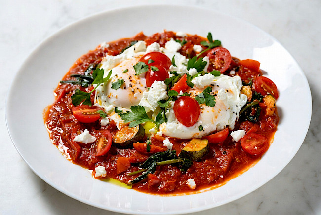 56. Low-Carb Shakshuka mit Paprika, Spinat und Feta