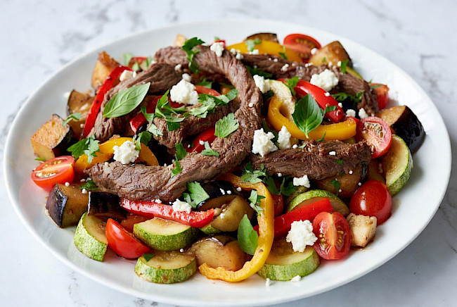 57. Mediterrane Rinderstreifen-Pfanne mit Aubergine, Zucchini und Feta
