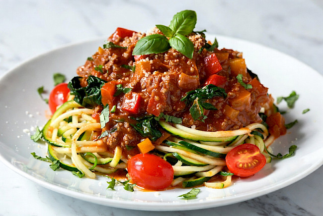58. Low-Carb Zoodles Bolognese mit magerem Rinderhack und frischem Basilikum