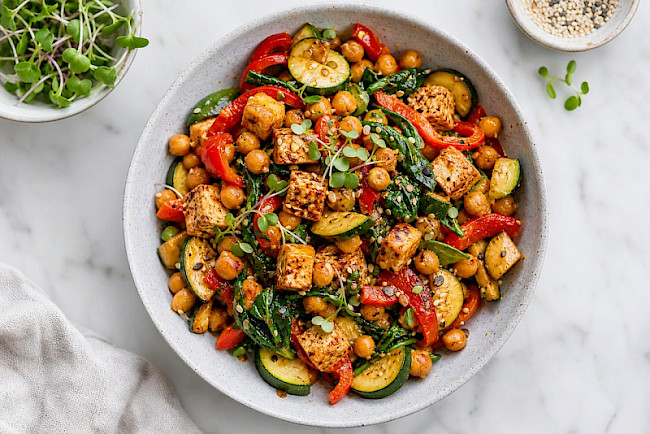 Mediterrane Kichererbsen-Tofu-Pfanne mit Zucchini, Paprika und Spinat