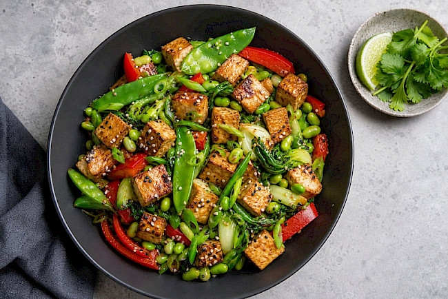 Asiatische Gemüse-Edamame-Pfanne mit Räuchertofu und Sesam-Limetten-Dressing