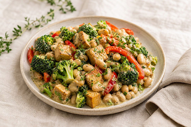 Cremige Bohnen-Brokkoli-Pfanne mit Räuchertofu und Paprika