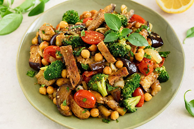 Orientalische Seitan-Auberginen-Pfanne mit Kichererbsen, Brokkoli und Tomate