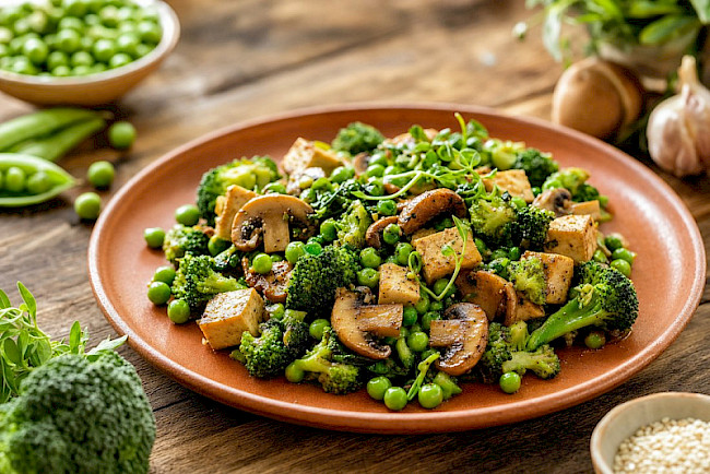 Grüne Protein-Pfanne mit Erbsen, Tofu, Brokkoli und Champignons
