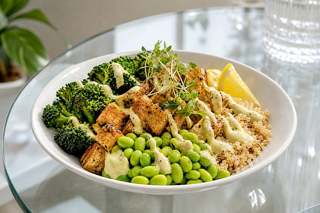 Brokkoli-Protein-Bowl mit Tofu, Edamame und Zitronen-Senf-Creme