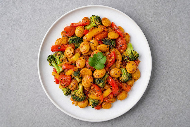 Würzige Lupinen-Gemüse-Pfanne mit Brokkoli, Paprika und Tomaten