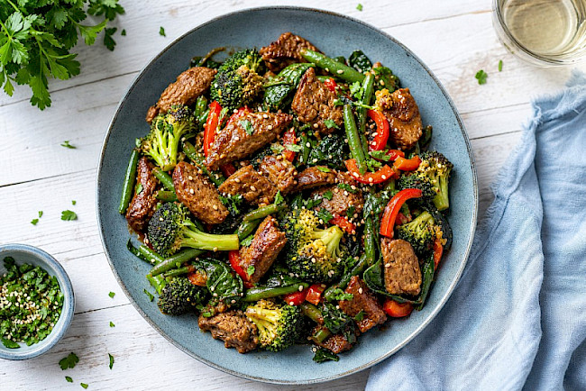 Mediterrane Seitan-Gemüse-Pfanne mit Brokkoli, Bohnen und Spinat