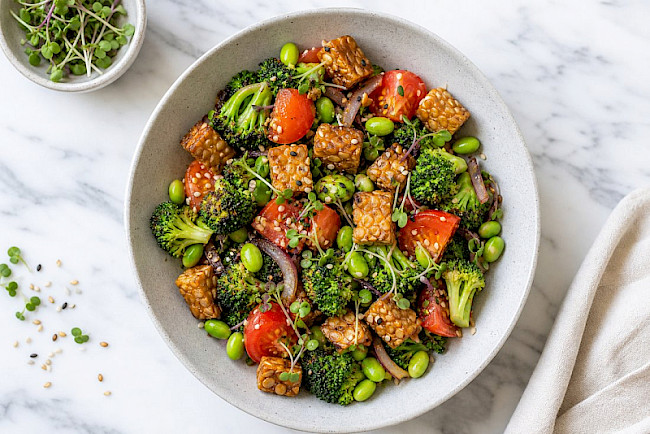 Proteinreiche Gemüse-Pfanne mit Tempeh, Edamame, Brokkoli und Tomaten