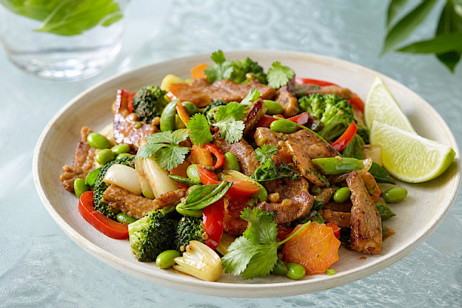 Thai-inspirierte Seitan-Gemüse-Pfanne mit Edamame, Brokkoli und Limette