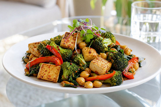 Würzige Brokkoli-Kichererbsen-Pfanne mit Tofu, Paprika und Spinat