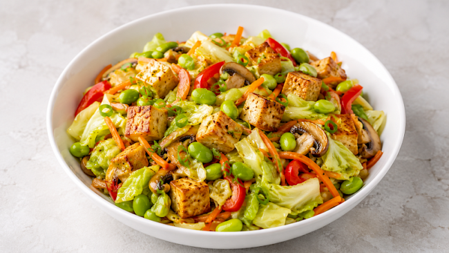 Asiatische Protein-Gemüse-Bowl mit Edamame, Tofu und Spitzkohl