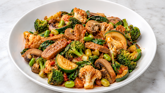 Asiatische Seitan-Gemüse-Pfanne mit Brokkoli, Blumenkohl, Edamame und Spinat
