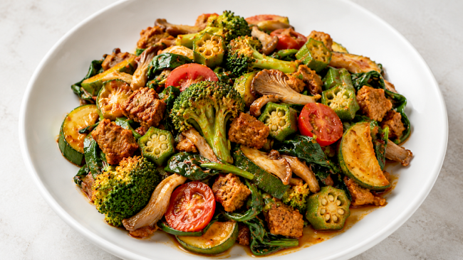 Würzige Soja-Okra-Gemüse-Pfanne mit Brokkoli, Austernpilzen und Spinat