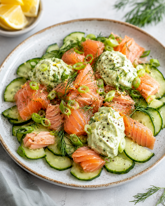 66. Low-Carb-Rezept: Lachs-Gurken-Teller mit Avocado-Quark-Creme