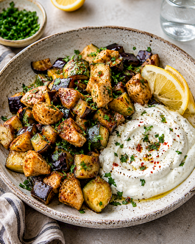73. Low-Carb-Rezept: Hähnchen-Auberginen-Pfanne mit Joghurt-Tahini-Creme
