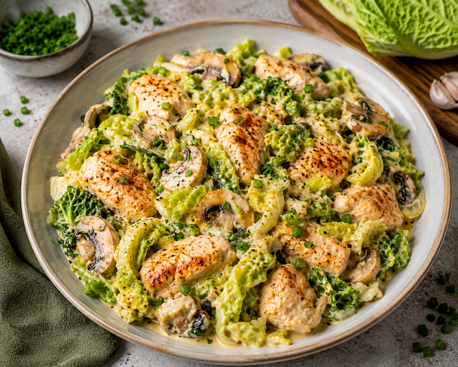 74. Low-Carb-Rezept: Hähnchen-Wirsing-Pfanne mit cremiger Frischkäse-Sauce