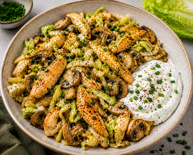 84. Low-Carb-Rezept: Hähnchen-Chinakohl-Pfanne mit cremiger Knoblauch-Skyr-Sauce