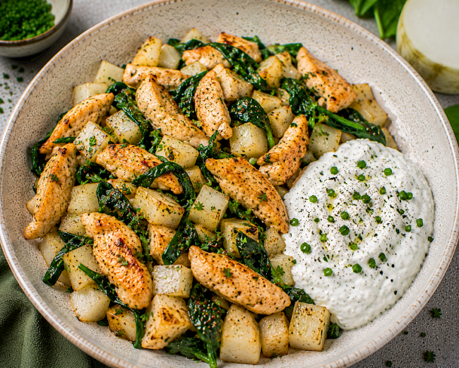 88. Low-Carb-Rezept: Puten-Rettich-Pfanne mit Spinat & Kräuter-Skyr