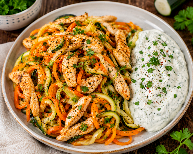 102. Low-Carb-Rezept: Hähnchen-Möhrennudel-Pfanne mit Zucchini & Kräuterquark