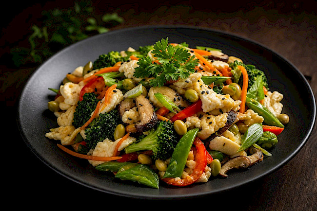 Vegetarische Soja-Gemüse-Pfanne mit Eiklar