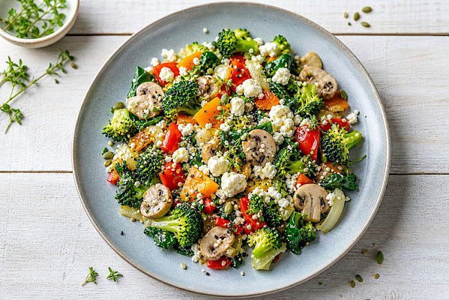 Vegetarische Gemüse-Eiweiß-Pfanne mit Hüttenkäse