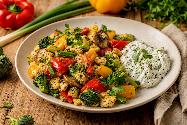 Vegetarische Gemüse-Eiweiß-Pfanne mit Kräuterquark