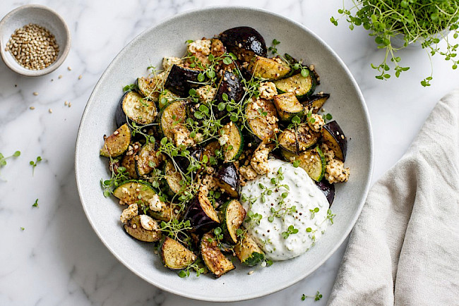 Vegetarische Auberginen-Zucchini-Eiweiß-Pfanne mit Kräuterquark