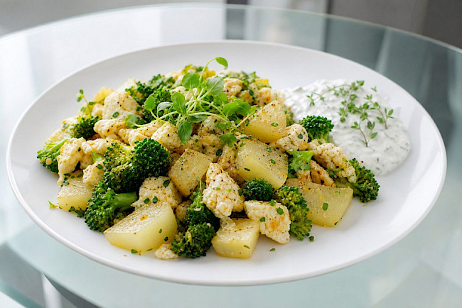 Vegetarische Kohlrabi-Brokkoli-Eiweiß-Pfanne mit Kräuter-Skyr