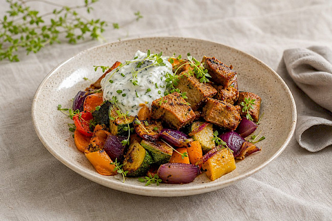 Vegetarische Ofen-Gemüse-Bowl mit Seitan und Kräuter-Skyr