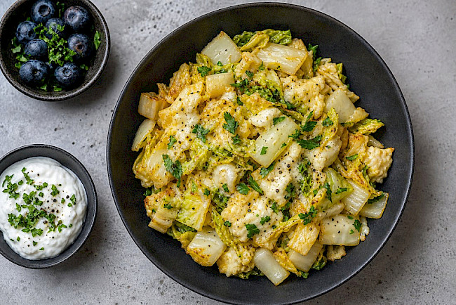 Vegetarische Chinakohl-Gemüse-Eiweiß-Pfanne mit Harzer Käse und Kräuter-Skyr